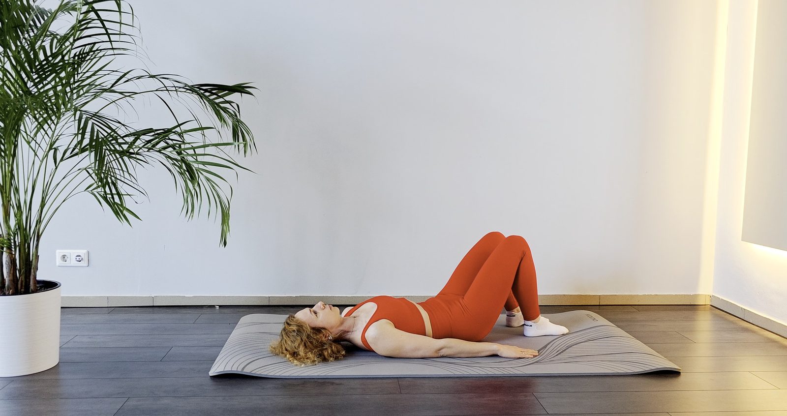 Наклоны таза Pelvic Tilt лёжа на спине